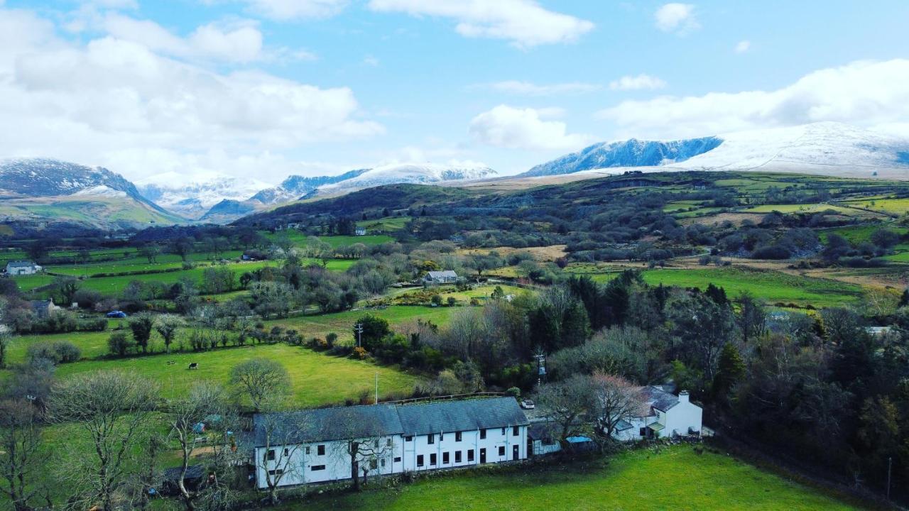 Basecamp Wales Hostel Llanllyfni Exterior photo